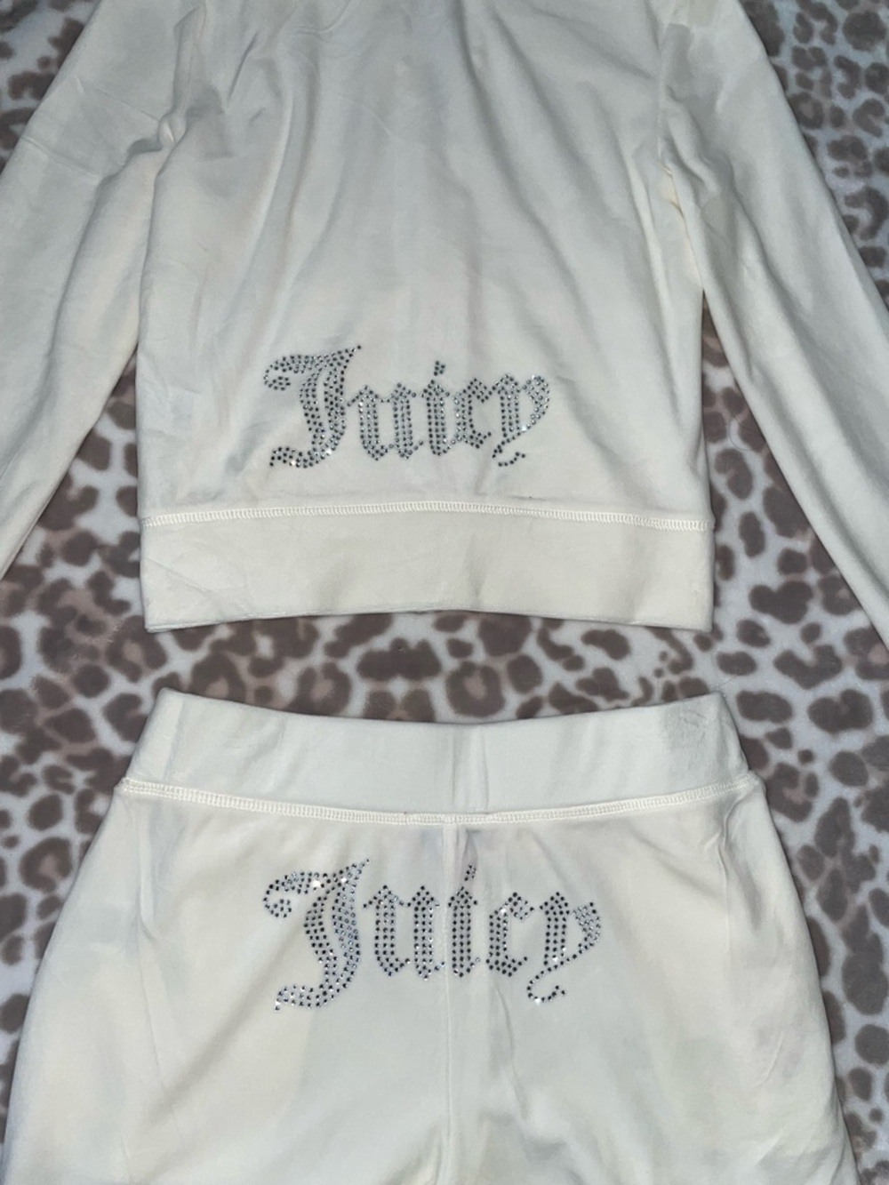 Juicy Couture Cream Velour Rhinestone Logo Hoodie & Shorts - Picture 3 of 4